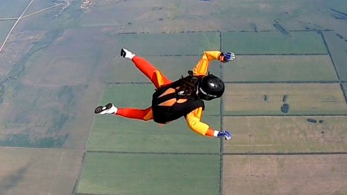 Fallschirm-Schülerin rast unkontrolliert auf Erde zu – Ihr Trainer rettet sie spektakulär