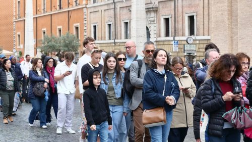 Gläubige verlieren die Geduld und sorgen für Chaos vor dem Petersdom