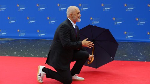Gastgeber Rama fällt vor Meloni auf die Knie