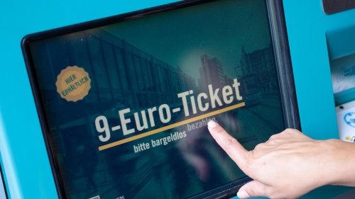 9-Euro-Ticket lockt in Bus und Bahn – doch das Auto bleibt selten stehen