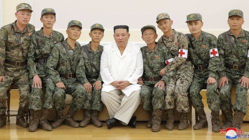 Kim Jong Un lobt Sanitäter für ihren "Sieg" über das Coronavirus – Nordkoreaner ringen um Fassung