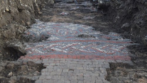 Jahrhundertealtes Badehaus: Römisches Mosaik auf Aldi-Baustelle in England gefunden