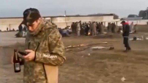Leerlauf statt Ausbildung: Russische Rekruten trinken und warten in der Kälte
