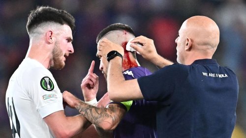Skandalspiel: Florenz-Kapitän bei Conference-League-Finale durch Becherwurf verletzt –  Randale in Prag