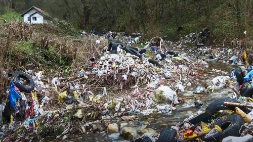 Müll-Flut lässt bosnisches Dorf in Abfall versinken – Videos zeigen Chaos