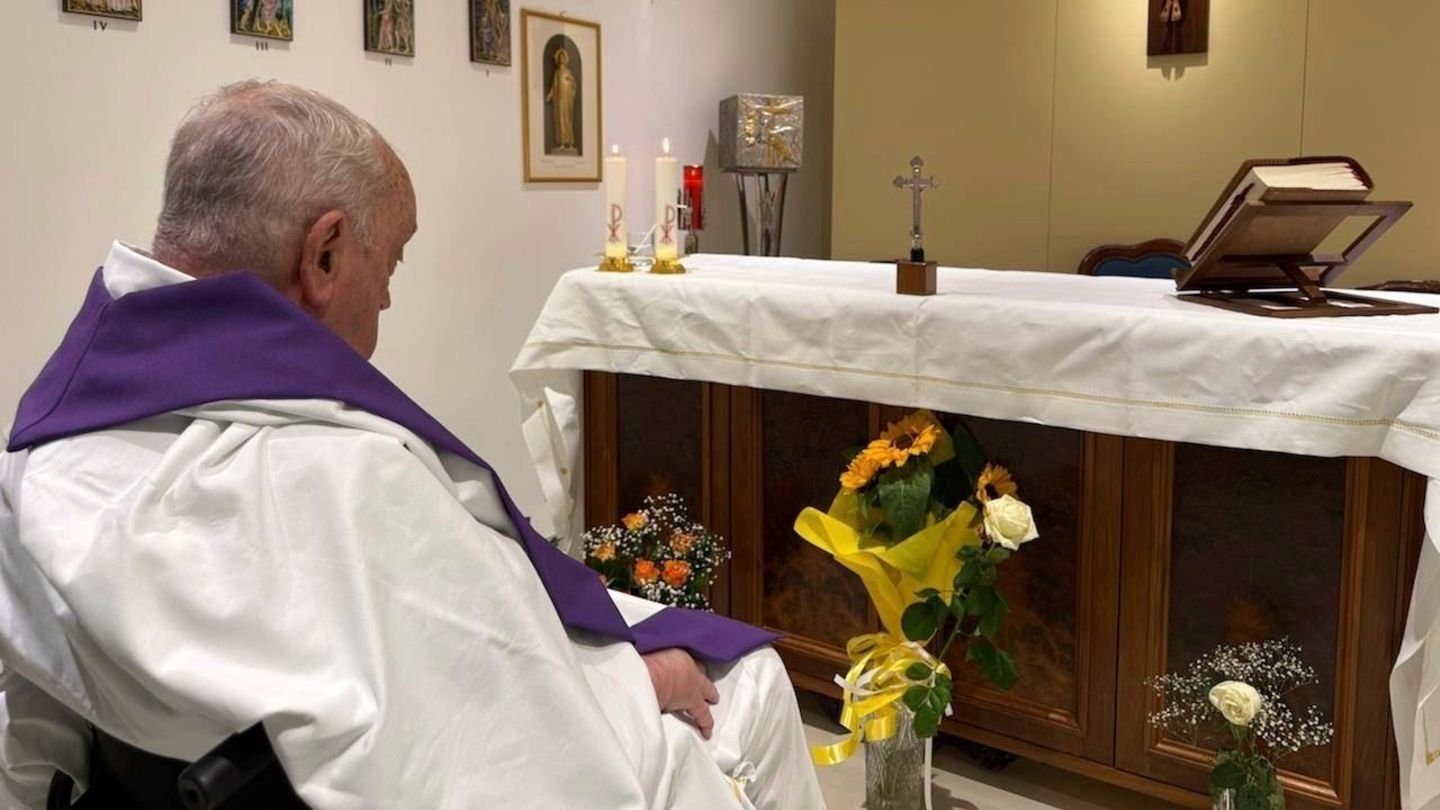 Vatikan veröffentlicht erstes Foto von krankem Papst Franziskus