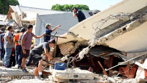Kirchendach stürzt auf Gottesdienstbesucher – mindestens zehn Tote