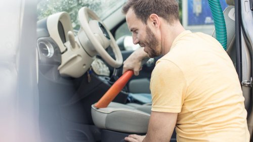 Auto putzen leicht gemacht: Mit diesem Trick bekommen Sie Fußmatten ganz einfach sauber