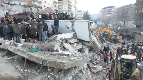 Hunderte Tote bei schwerem Erdbeben an türkisch-syrischer Grenze 