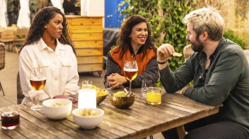 Mein Partner textet in Gesellschaft alle zu – mir ist das abgrundtief peinlich