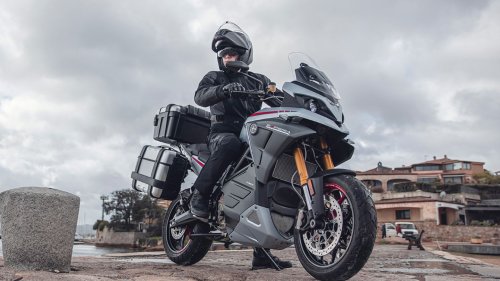 Dieses elektrische Reise-Motorrad bringt es auf über 400 Kilometer Reichweite