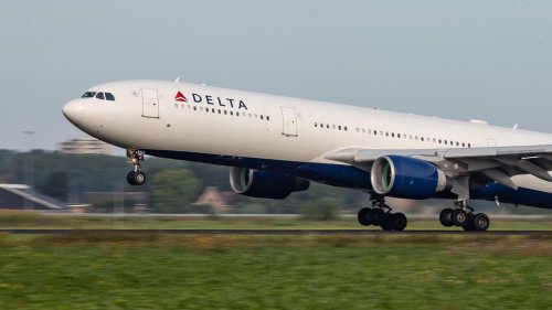 Flugzeug fängt kurz vor dem Start Feuer – Passagiere über Notrutschen evakuiert
