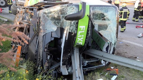 Tödliches Busunglück auf A9 – Autobahnpolizei äußert Vermutung über Unfallursache
