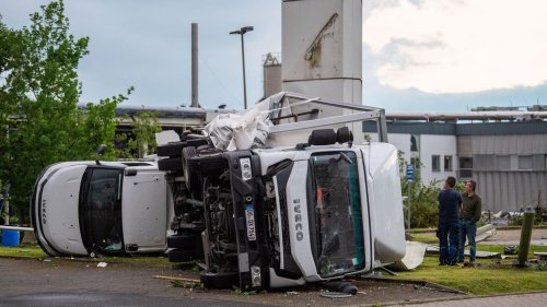 Paderborn am Tag nach dem Tornado: Verheerende Schäden, Lob für die Retter, Polizei kritisiert Schaulustige