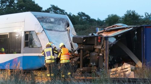 Zug stößt mit Lkw zusammen – mehrere Verletzte