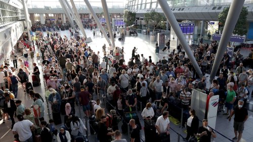 Hoffnungslos überfüllte Flughäfen in Köln und Düsseldorf – und dann fällt auch noch die Gepäckanlage aus
