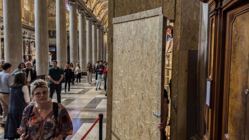 Tausende nehmen Abschied von Papst Franziskus – Handwerker bereiten Grab vor