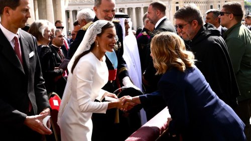 Königin Letizia trägt Weiß im Vatikan – was diese Farbe bedeutet