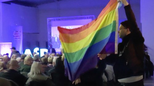 Aktivisten zeigen Regenbogen-Flagge bei Höcke-Rede – und werden unsanft rausgeworfen