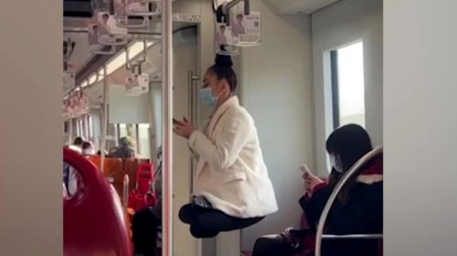 Frau scheint in U-Bahn zu schweben: Zirkus-Artistin hängt an ihrem Zopf