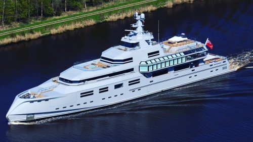 Luxus-Schlachtschiff für den Urlaub: Der Schöpfer von Word und Excel nimmt neue Superjacht in Empfang