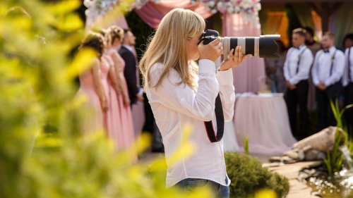 Hochzeitsfotografin bekommt nichts zu essen – und löscht alle Fotos