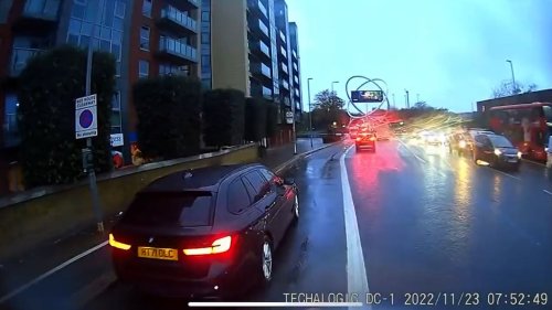Auto parkt auf Fahrradweg: Radfahrer pöbelt – und erkennt die Polizisten in Zivil zu spät