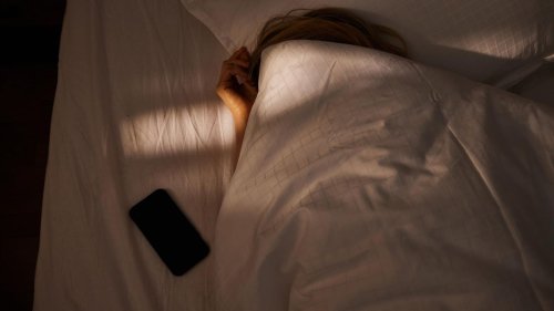 Warum Sie Ihr Smartphone vor dem Schlafen lieber ganz ausschalten sollten