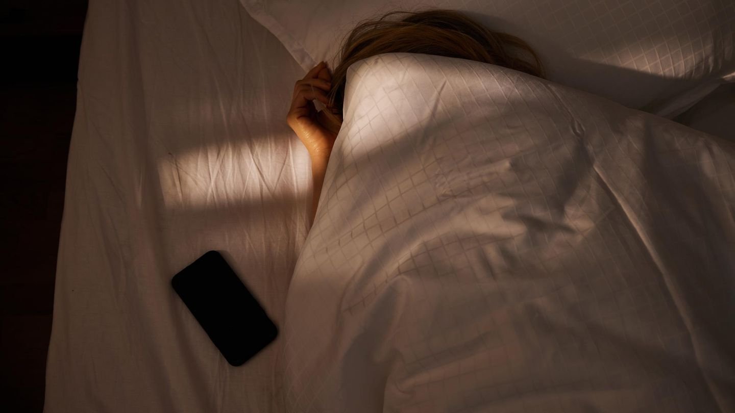Warum Sie Ihr Smartphone vor dem Schlafen lieber ganz ausschalten sollten