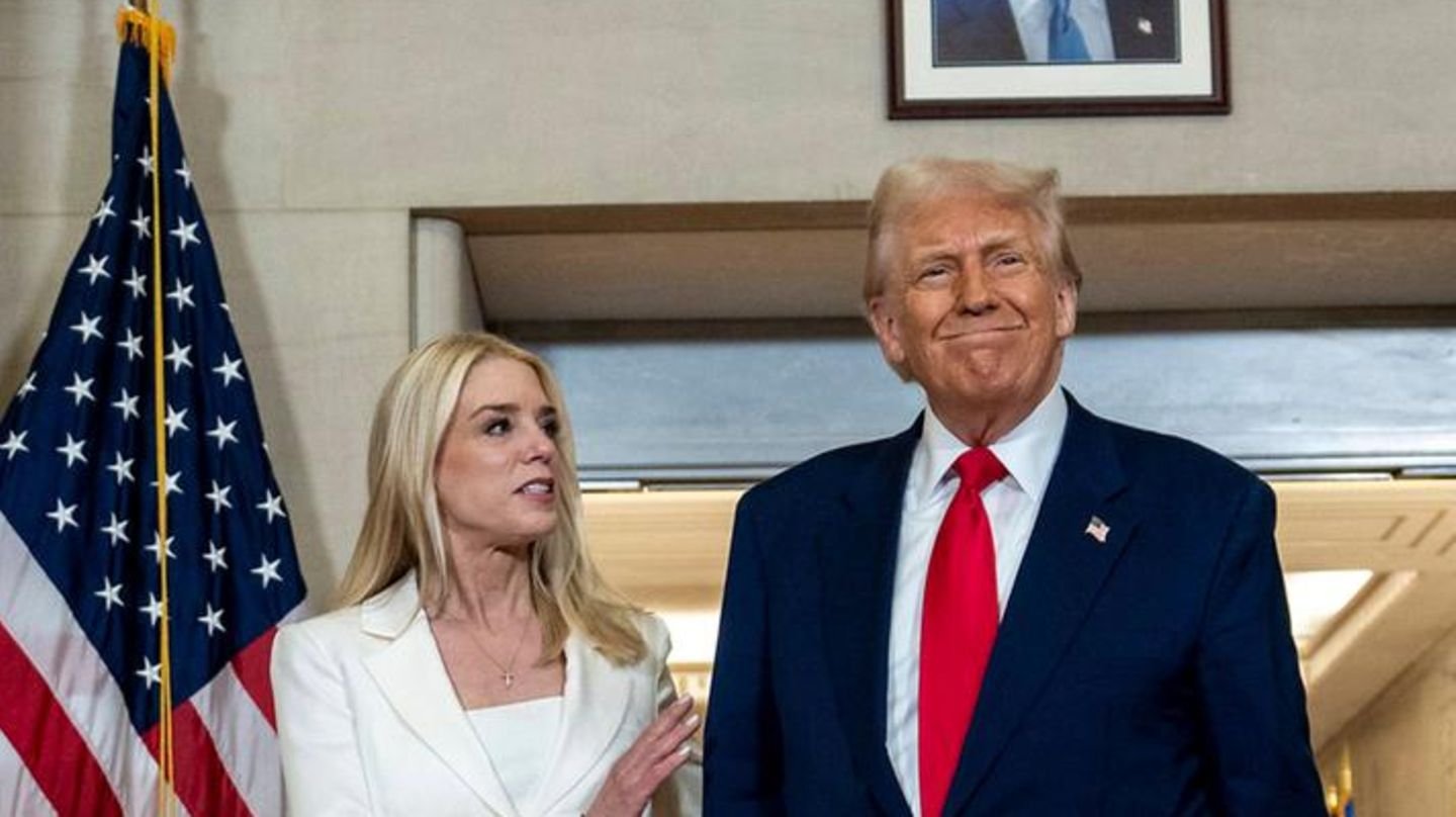 Donald Trump wendet Gesetz von 1798 an, trotz richterlichter Blockade
