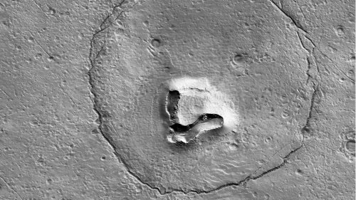 Kamera fotografiert "Bären"-Gesicht auf dem Mars