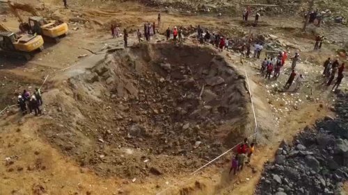 Sprengstoff-Lkw explodiert: Dorf von riesigem Krater gezeichnet 