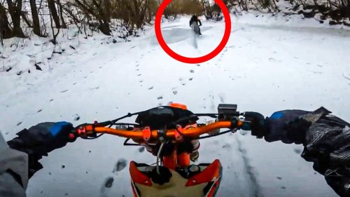 Biker rasen über zugefrorenen Fluss – doch dann gibt das Eis nach