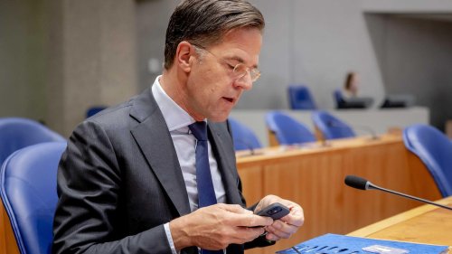 Dumbphone statt Smartphone: Premier Rutte setzt mit Retrotelefon Trend bei jungen Niederländer:innen