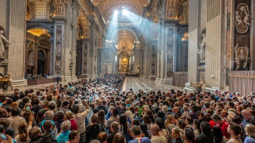 Tausende nehmen Abschied von Papst Franziskus – unter Tränen und mit Selfies