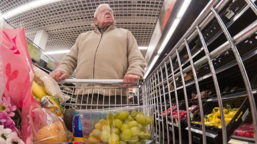 Wenn ich, 59, mit meinem Vater, 84, einkaufen gehe: "Papi, darf ich ein Ü-Ei?"
