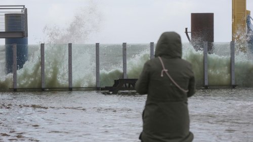 Sturmtief Nadia fegt über Deutschland – orkanartige Böen und Unwetterwarnung im Norden
