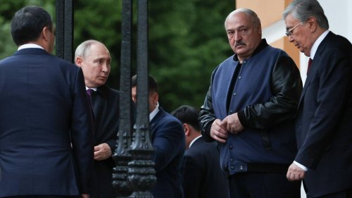 Kasachstans Präsident trollt Alexander Lukaschenko – und erteilt dem Diktator höhnende Abfuhr 