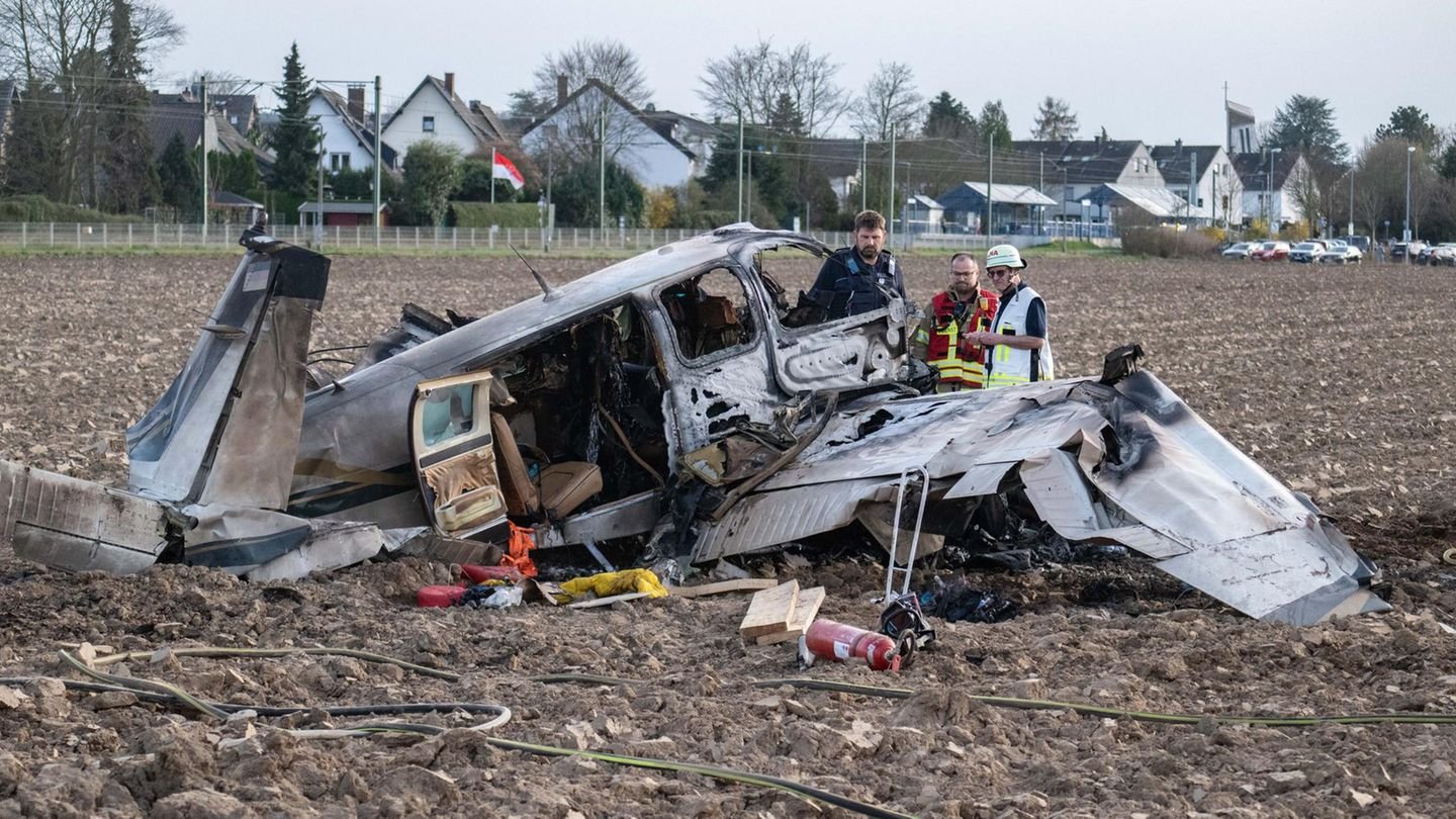 Flugzeug stürzt ab – Pilot stirbt in brennendem Wrack, Tochter rettet sich