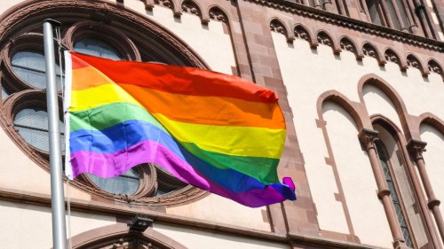 Wie die katholische Kirche mit queerer Liebe umgeht, hat menschenverachtende Züge