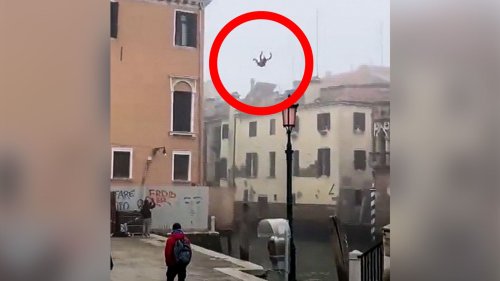 Illegaler Bauchplatscher in Venedig: Mann springt aus dem dritten Stock in Kanal