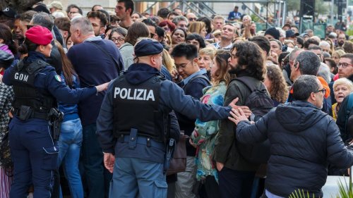 Zivilschutz erschreckt Wartende auf dem Petersplatz