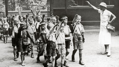 Behörden machtlos: Betreiber von Homeschooling-Netzwerk wollen Kinder zu "wundervollen Nazis" erziehen