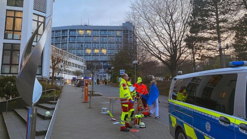 Frau verschanzt sich, Rauch steigt auf: Polizei an Aachener Krankenhaus im Großeinsatz