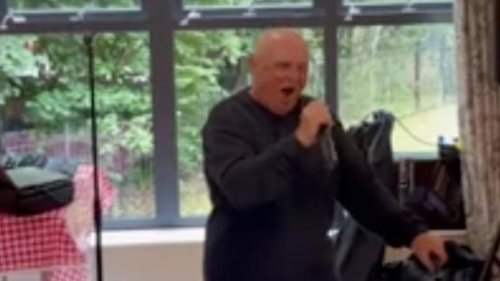 Unglaubliches Gesangtalent: 81-jähriger verblüfft in Altersheim mit kraftvoller Stimme 