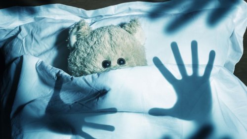 Kindersitterin soll für ein Kind unters Bett schauen – und da ist jemand