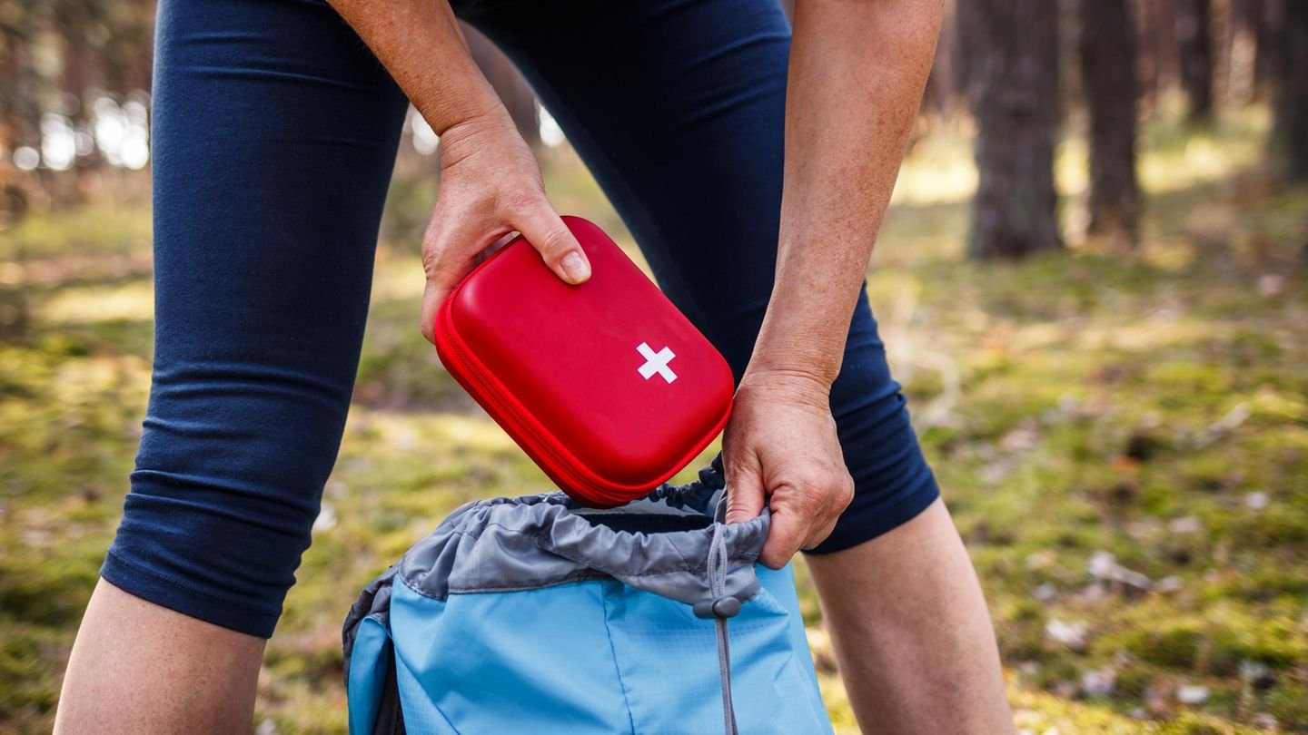 Für den Notfall: Das sollten Sie beim Wandern immer mit sich führen