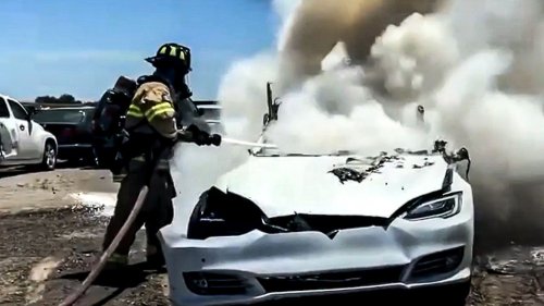 Feuerwehr versucht Tesla-Feuer zu bändigen – und schafft es nur mit einem aufwändigen Trick