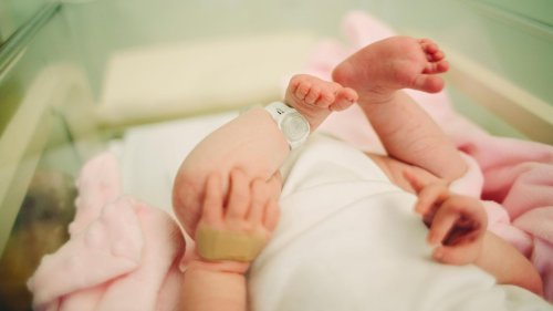 "Ist Ihr Baby schwul?": Frischgebackene Eltern bekommen absurden Fragebogen