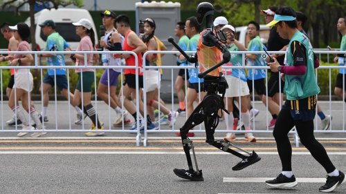 Wer läuft schneller? Bei diesem Halbmarathon treten Roboter gegen Menschen an 